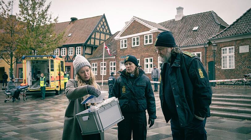 Nach den Ereignissen im Dom kommt Kommissarin Frida Olsen (Katharina Heyer, links) aus Esbjerg nach Ribe, wo sie von Ida S&ouml;rensen (Marlene Morreis) und Magnus Winter (Nicki von Tempelhoff) informiert wird.