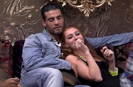 Georgina liegt bei Manuel Charr im Arm...