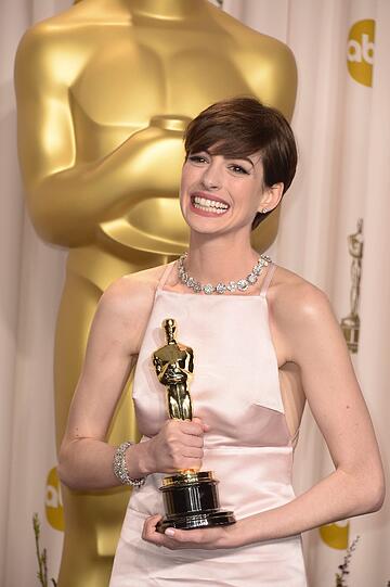 Für dieses rosafarbene Kleid musste Oscar-Preisträgerin Anne Hathaway viel Häme einstecken.