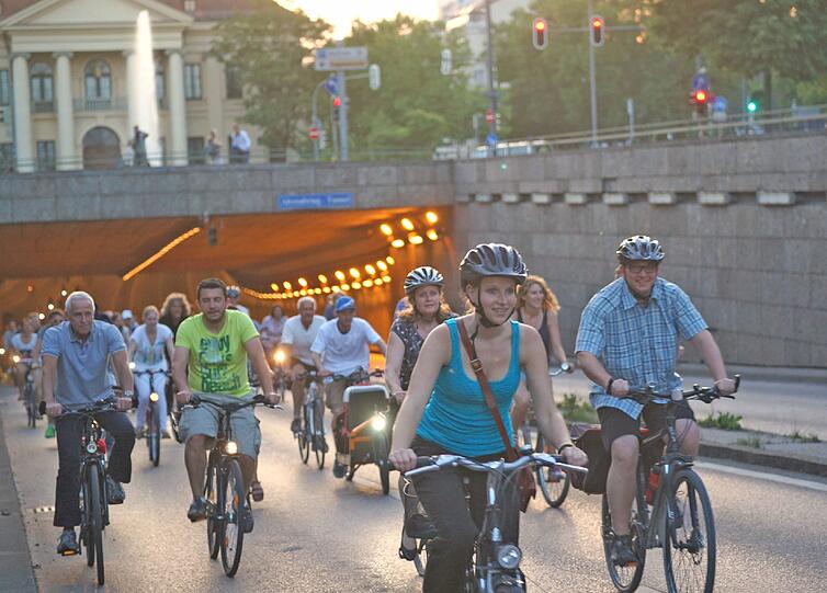 Die Radl-Nacht auf Münchens Straßen war ein voller Erfolg - knapp 8.000 Radfahrer gingen gemeinsam auf Tour durch die Münchener Innenstadt.