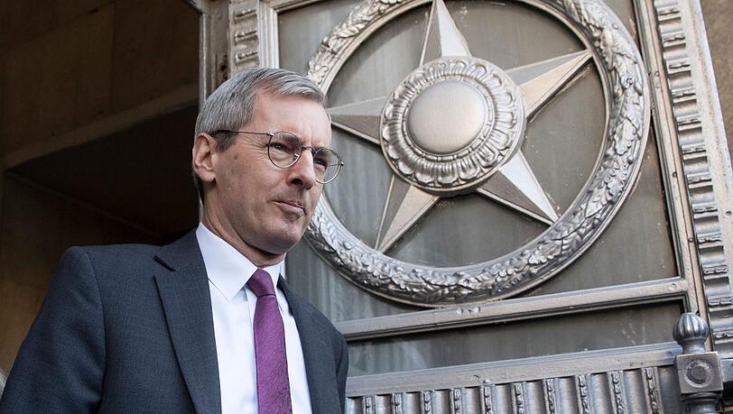 Laurie Bristow, britischer Botschafter in Russland, verlässt nach einem Treffen das russische Außenministerium. Das russische Außenministerium hat den britischen Botschafter im Streit um den Giftanschlag auf den Ex-Spion Skripal einbestellt. Laurie Bristow, britischer Botschafter in Russland, verlässt nach einem Treffen das russische Außenministerium. Das russische Außenministerium hat den britischen Botschafter im Streit um den Giftanschlag auf den Ex-Spion Skripal einbestellt.