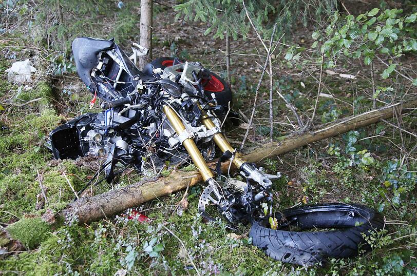 In Emertsham (Landkreis Traunstein) ereignete sich am Sonntag ein tödlicher Verkehrsunfall. Zwei Motorräder sind dabei in einen Audi gerast, ein Mann wurde dabei getötet.