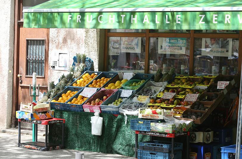 Alles frisch, Ratsch inklusive: ein Obstladen an der Ecke Wörthstraße.
