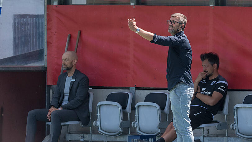 Löwen-Trainer Michael Köllner beim Spiel gegen Rostock. Im Hintergrund Sport-Geschäftsführer Günther Gorenzel (l) und Co-Trainer Oliver Beer. Löwen-Trainer Michael Köllner beim Spiel gegen Rostock. Im Hintergrund Sport-Geschäftsführer Günther Gorenzel (l) und Co-Trainer Oliver Beer.