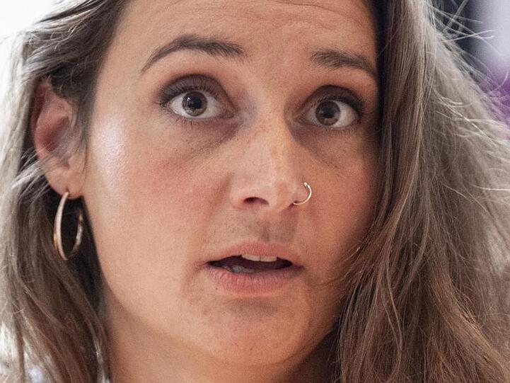 Umweltaktivistin Tina Velo hat klare Worte für die Autoindustrie.