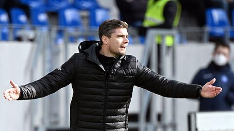 Der Nürnberger Trainer Robert Klauß gestikuliert.