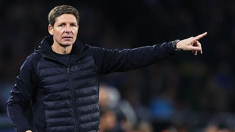 Hat bei Fußball-Bundesligist Eintracht Frankfurt einen Vertrag bis Sommer 2024: Trainer Oliver Glasner gestikuliert an der Seitenlinie.