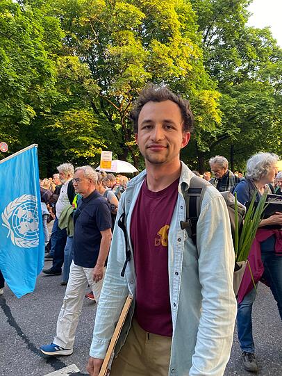 Student Kasimir ist zum ersten Mal bei einer Protestaktion der "Letzten Generation" dabei. Fürs Klima engagiert er sich aber schon länger, er war beispielsweise bei dem Klima-Camp auf der Theresienwiese dabei.