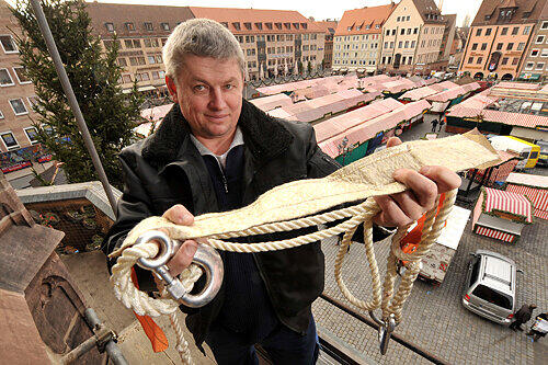 Zimmerer Reinhard Gärtner hält das Seil in der Hand, das das Christkind und seine Engel vor dem Absturz sichert.