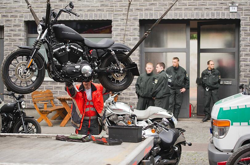 Die Lieblingsstücke der Hells Angels: Ihre heißen Öfen werden von der Polizei mitgenommen.