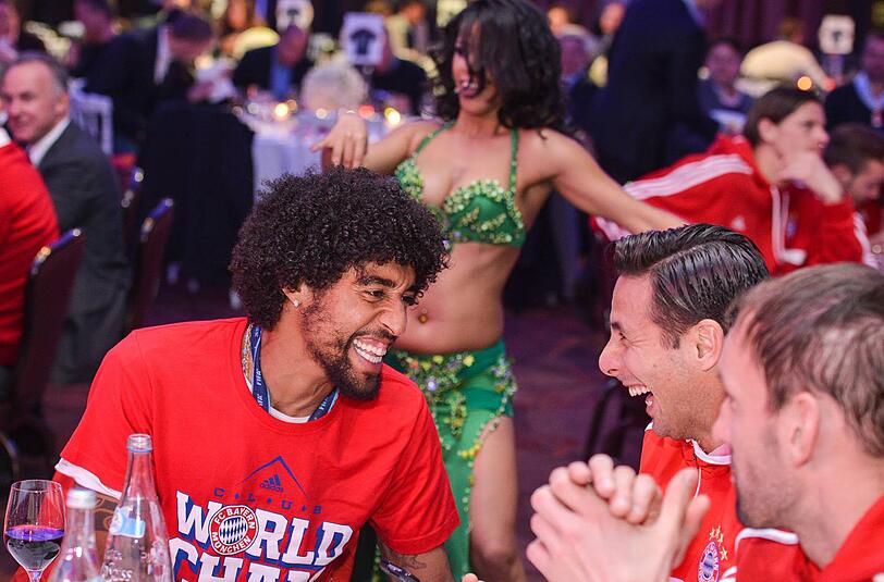 Bauchtanz, ole! Die Stars des FC Bayern München hatten auf dem Bankett nach dem Klub-WM-Sieg.