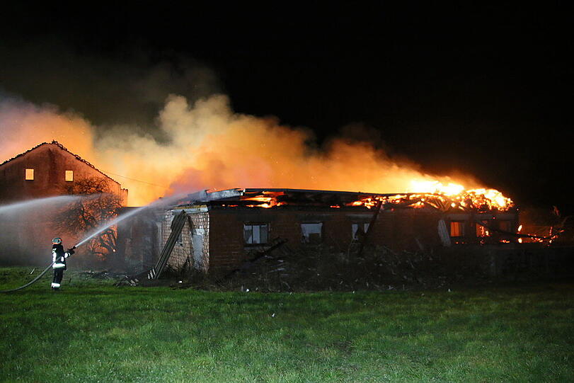 Scheunenbrand in Litlbach. Die Bilder vom Feuerwehreinsatz.