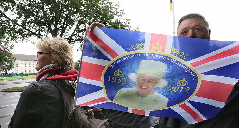 Die Queen begeistert bei ihrem Staatsbesuch in Berlin am Mittwoch die Massen. Die Bilder des Tages.