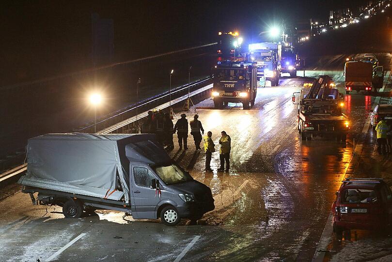 Mindestens 26 Autos, drei Sattelzüge und ein Kleinlaster sind am Samstag auf der A1 zwischen Hamburg und Lübeck ineinandergekracht.