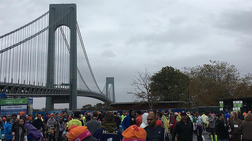 Gedränge kurz vorm Start. Gut 50.000 Läufer nehmen jedes Jahr am New York Marathon teil.