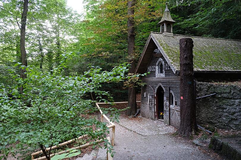 Vom Kreuzweg aus geht&rsquo;s in den Wald. Dort steht eine verwunschene Kapelle.