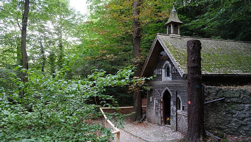 Vom Kreuzweg aus geht’s in den Wald. Dort steht eine verwunschene Kapelle. Vom Kreuzweg aus geht’s in den Wald. Dort steht eine verwunschene Kapelle.