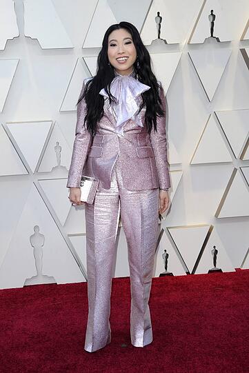 Flop: Man fragt sich, warum Awkwafina sich diesen Hosenanzug ausgesucht hat. Leider sitzt er überhaupt nicht. Da hilft auch nicht die übergroße Schleife.