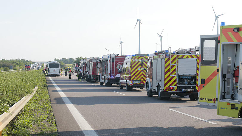 Bilder vom Unfallort auf der A9, wo sich ein Flixbus überschlagen hat. Ein Fahrgast ist ums Leben gekommen, etliche weitere erlitten zum Teil schwerste Verletzungen.