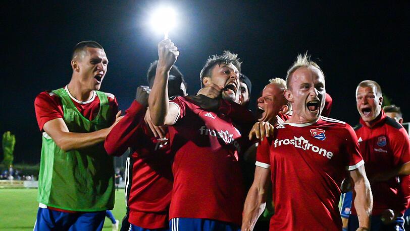 Bei den Spielern der SpVgg Unterhaching brachen nach dem späten Siegtor von Paul Grauschopf gegen Türkgücü Ataspor am Mittwoch alle Dämme. Bei den Spielern der SpVgg Unterhaching brachen nach dem späten Siegtor von Paul Grauschopf gegen Türkgücü Ataspor am Mittwoch alle Dämme.