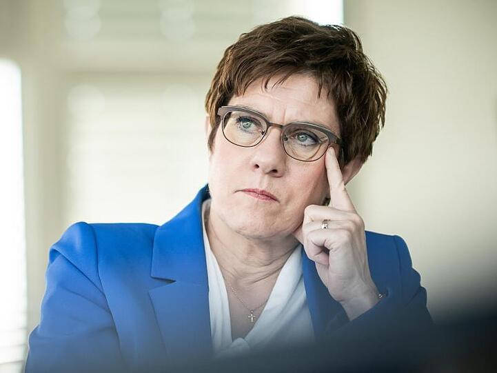 "Wir haben sehr viele Köpfe, sehr viele Hände, die bereit sind zu helfen", sagte Kramp-Karrenbauer.