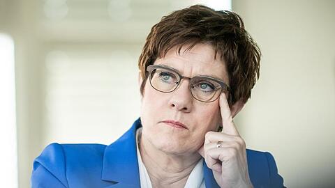 "Wir haben sehr viele Köpfe, sehr viele Hände, die bereit sind zu helfen", sagte Kramp-Karrenbauer.