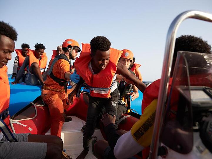 Flüchtlinge verlassenen vor der Küste von Libyen ihr Schlauchboot.
