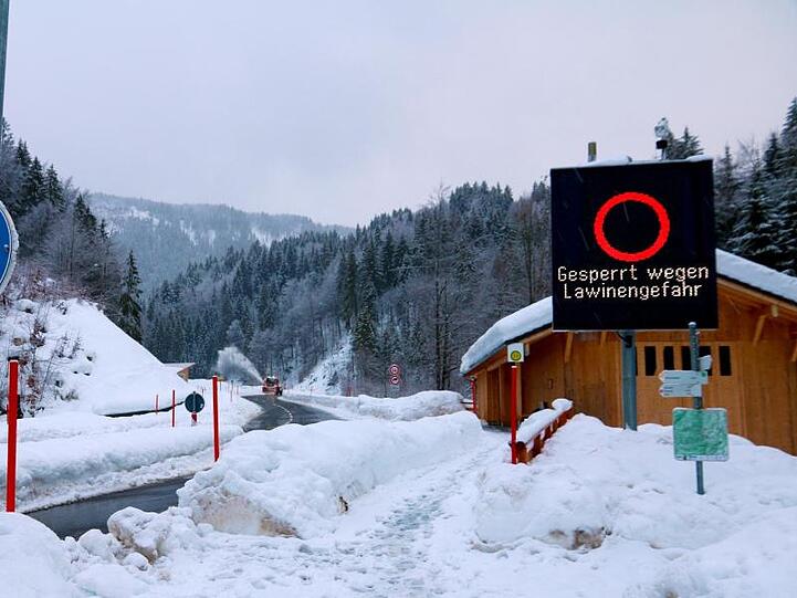 Auch die Zufahrtstrasse nach Balderschwang musste gesperrt werden.