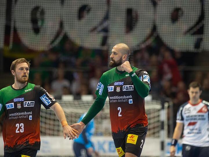 Die Spieler vom SC Magdeburg feiern einen Treffer gegen die SG Flensburg-Handewitt.