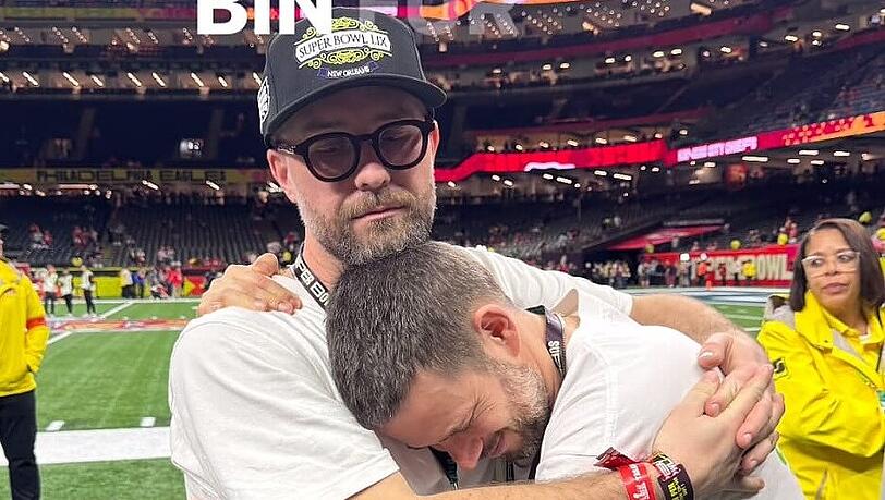 Stehen auf dem Rasen in New Orleans und sind dankbar für das Erlebnis: Mark Forster und Johannes Strate