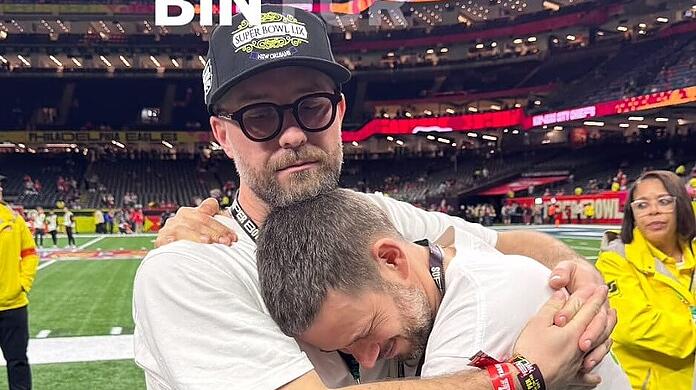 Stehen auf dem Rasen in New Orleans und sind dankbar für das Erlebnis: Mark Forster und Johannes Strate