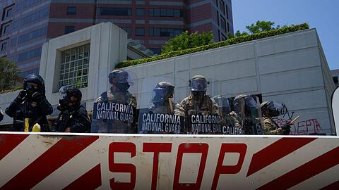 In Kalifornien wird seit Tagen gegen die scharfe Einwanderungspolitik von US-Präsident Donald Trump protestiert. Der hatte daraufhin in einem ungewöhnlichen und umstrittenen Schritt die Nationalgarde mobilisiert.