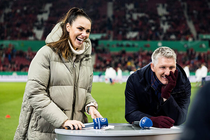 Nach Babypause wieder vereint vor der Kamera: Esther Sedlaczek und Bastian Schweinsteiger. Nach Babypause wieder vereint vor der Kamera: Esther Sedlaczek und Bastian Schweinsteiger.