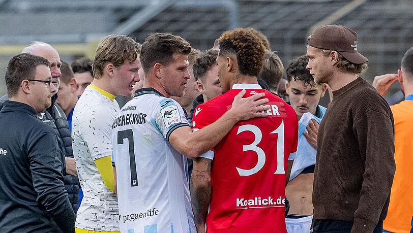 Nach dem Eklat gab es viele aufmunternde Worte für den Cottbuser Justin Butler. Jetzt ermittelt der DFB.