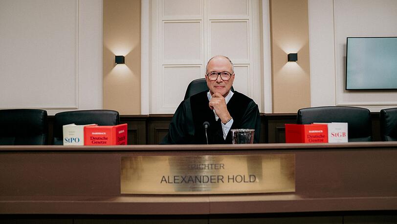 Zurück im TV-Rampenlicht: Der Fernsehrichter Alexander Hold leitet wieder eine Verhandlung. Zurück im TV-Rampenlicht: Der Fernsehrichter Alexander Hold leitet wieder eine Verhandlung.