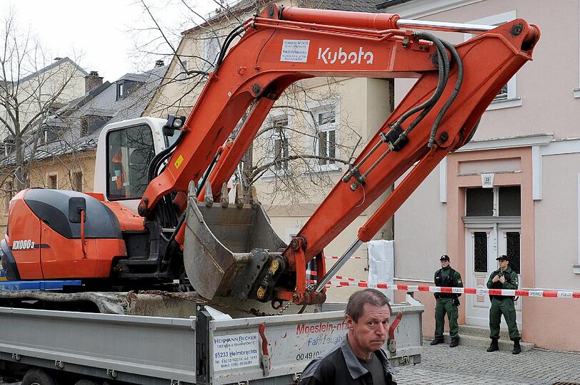 Ein Hinterhof in Lichtenberg: Die Polizei geht neuen Hinweisen nach und sucht nach der Leiche der vermissten Peggy