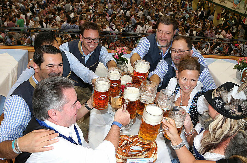 Traditioneller Ausflug der Löwen aufs Oktoberfest. Der TSV 1860 München feierte im Hacker-Zelt. Die Bilder.