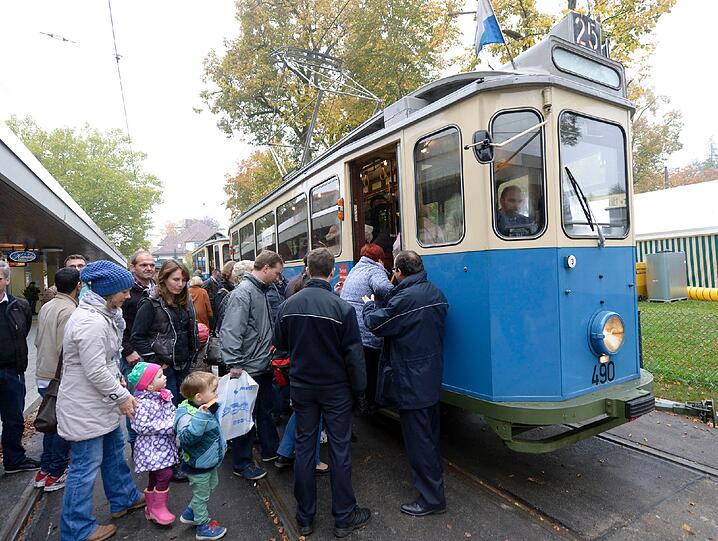 Fahrgäste besteigen einen historischen Tramwagen der MVG.