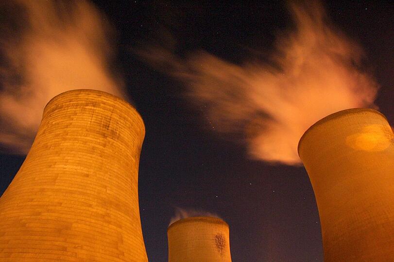Beim Einsturz des stillgelegten Kohlekraftwerks Didcot in England ist mindestens ein Mensch ums Leben gekommen, drei weitere werden noch vermisst.
