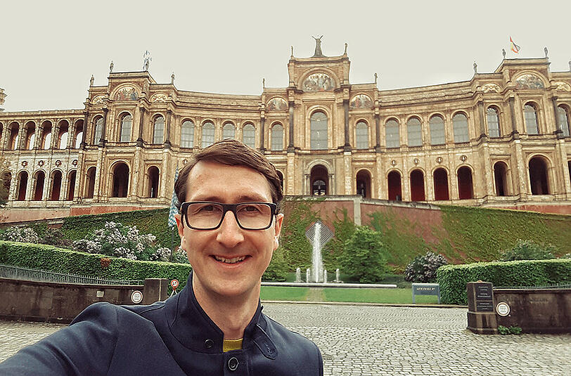 Florian Zick, Rathaus-Reporter: "Weißes Haus, Roter Platz &ndash; an den Orten, wo die Macht zu Hause ist, muss man natürlich auch ein Selfie machen. In Bayern werden die großen Entscheidungen zwar eigentlich ein paar Ecken weiter in der Staatskanzlei gefällt, wegen des CSU-Absolutismus, Sie wissen schon. Fotogener aber ist natürlich das Maximilianeum. Der darin beheimatete Bayerische Landtag hat zwar nicht viel zu melden, aber das interessiert den geneigten Japaner wenig &ndash; und den selfie-süchtigen Chinesen natürlich noch weniger. Hauptsache, des Buidl is schee. Und das ist es allemal."