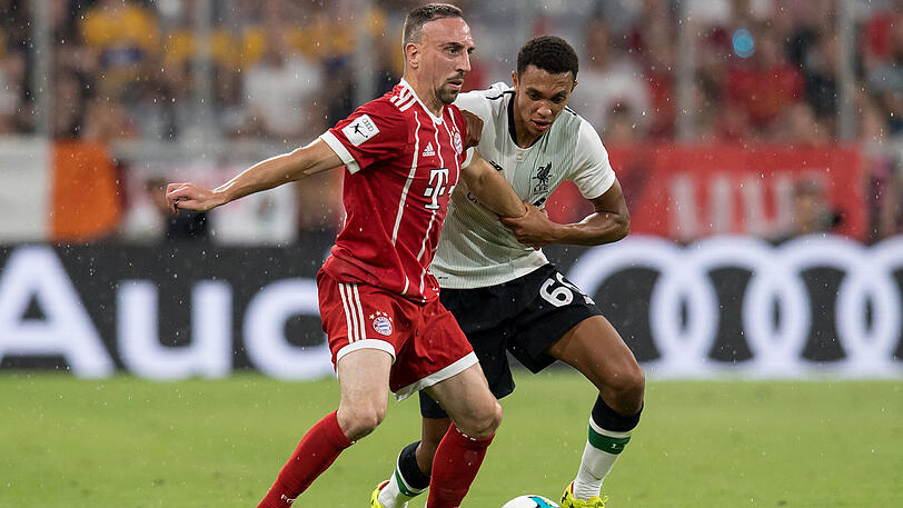 Franck Ribéry (links) im Duell mit Liverpools Trent Alexander-Arnold.