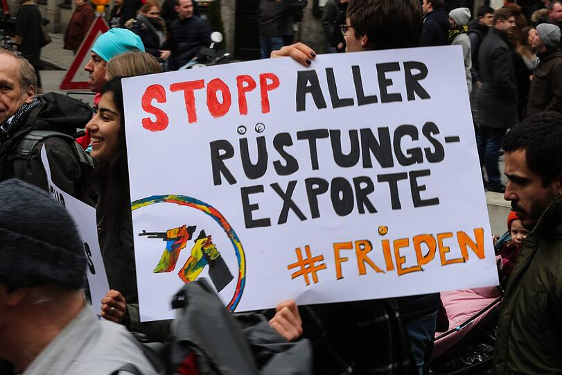 Hunderte Menschen marschieren für Abrüstung und gegen Rüstungsexporte.