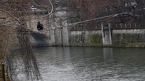 Ein junger Mann tanzte auf einem Seil, das über der Isar gespannt war - bei frostigen Temperaturen.