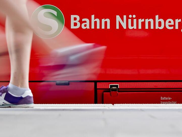Eine S-Bahn steht am Gleis im Nürnberger Hauptbahnhof. Foto: Daniel Karmann/dpa