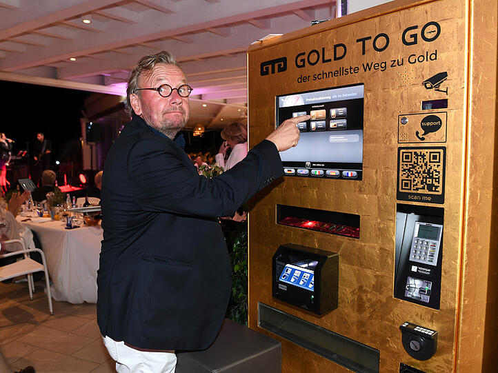 Bernd Stelter am "Gold to Go" Automaten.