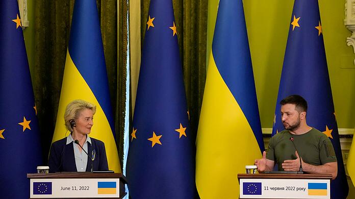 EU-Kommissionspräsidentin Ursula von der Leyen ist zu Gesprächen über den EU-Beitrittsantrag der Ukraine in Kiew eingetroffen.