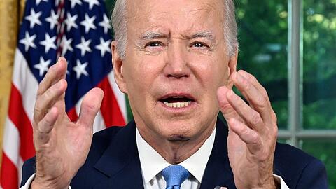 US-Präsident Joe Biden zelebriert die Abwendung eines Zahlungsausfalls der Regierung.