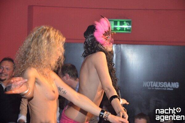 12 Jahre Nachtgalerie: Malle live vs Party Pornös (Samstag 3.12. 2011).
Noch mehr Fotos sehen sie unter: www.nachtagenten.de.