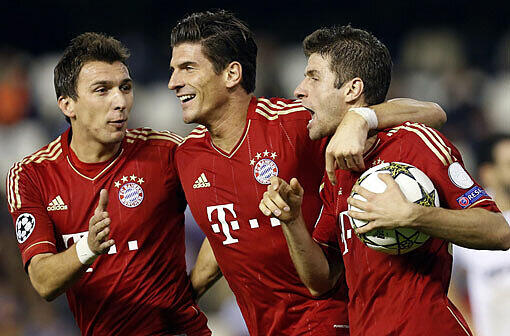 Wer spielt gegen Augsburg: Mario Mandzukic (l.) oder Mario Gomez (Mitte)?
