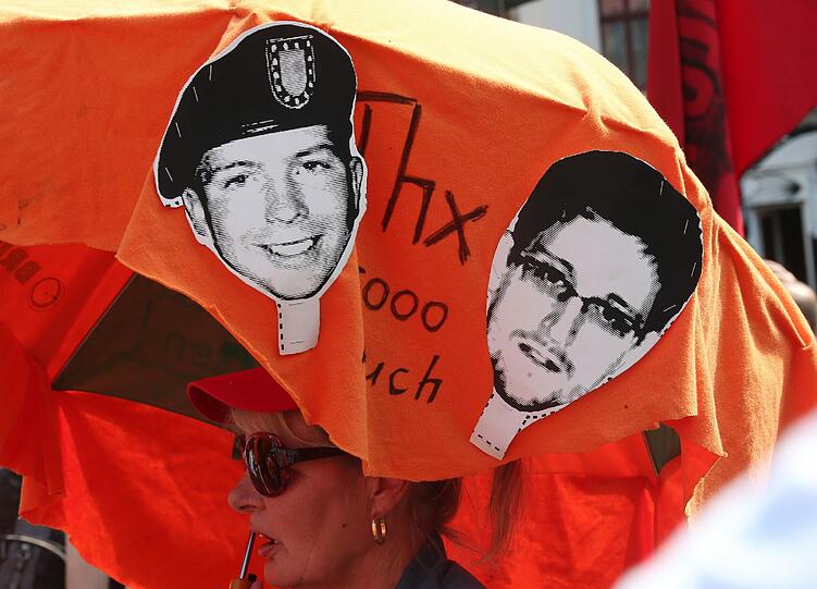 Eine Frau nimmt am 27.07.2013 in Berlin an einer Demonstration zu einer bundesweiten Protestaktion gegen das Spähprogramm PRISM und Abhörmaßnahmen durch den US-Geheimdienst NSA teil.